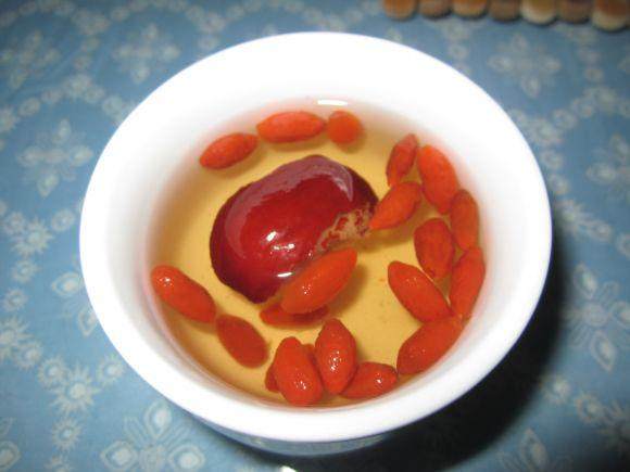枸杞直接吃好還是泡水喝好？中醫專家終于給出答案了